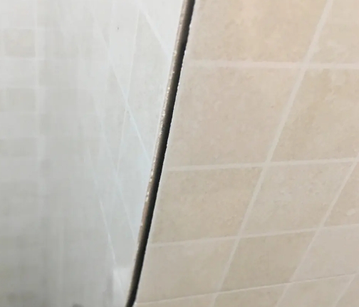 鄂伦春瓷砖空鼓维修公司分享阳台瓷砖脱落的修复过程可以分为以下几个步骤