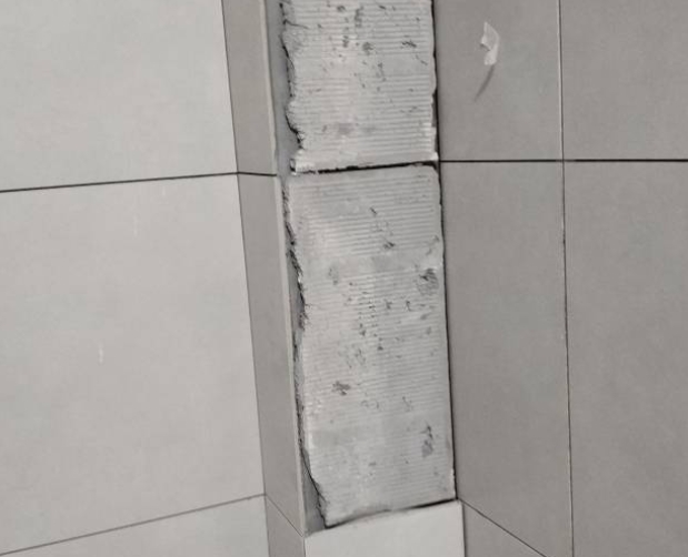 鄂伦春瓷砖空鼓维修公司分享下瓷砖施工前基层浇水润湿程度不足，可能导致以下问题